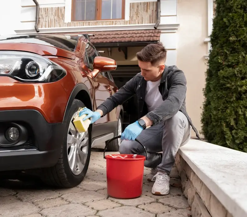 Lavage auto à domicile Lampaul-Guimiliau : professionnel intervenant sur un véhicule